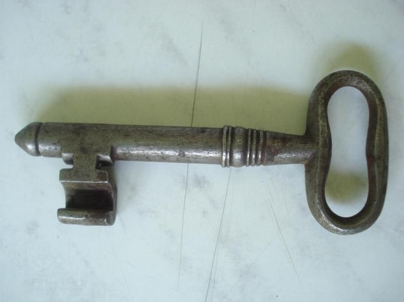 1700s ANTIQUE HUGE COLLECTABLE IRON GATE KEY   RARE  