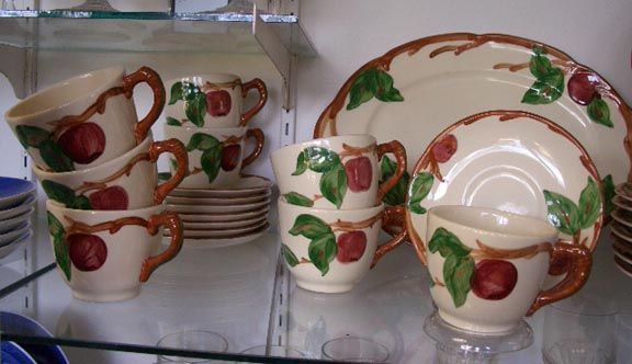 NICE SERV FOR 8 FRANCISCAN APPLE DINNERWARE SET 44 PC  