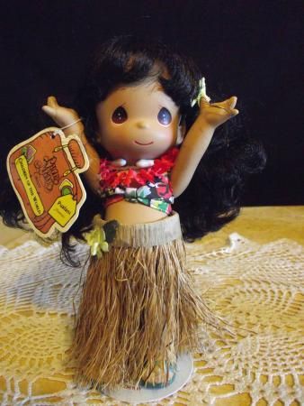 PRECIOUS MOMENTS DOLL PUALANI HAWAII W/STAND VGC  