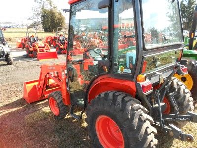 2009 KUBOTA B3030HSDC TRACTOR WITH CAB AND KUBOTA LA 403 LOADER 173HRS 